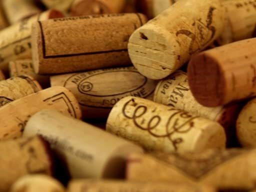 Lợi ích của việc đóng chai rượu vang bằng nút bần/cork là gì?  Lợi ích của việc đóng chai rượu vang bằng nút bần/cork là gì?