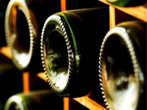 Phần lõm dưới đáy chai rượu rượu vang được thiết kế có tác dụng gì?  Phần lõm dưới đáy chai rượu rượu vang được thiết kế có tác dụng gì?