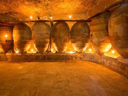 Khám phá hương vị rượu vang được ủ trong thùng Amphora  Khám phá hương vị rượu vang được ủ trong thùng Amphora