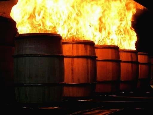 Tại sao thùng ủ rượu whisky lại được đốt nướng?  Tại sao thùng ủ rượu whisky lại được đốt nướng?