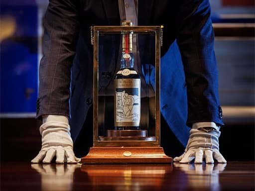 Chai whisky Macallan vừa thiết lập kỷ lục giá 2,7 triệu đô la Chai whisky Macallan vừa thiết lập kỷ lục giá 2,7 triệu đô la