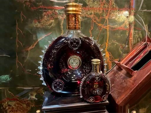 Ông Nguyễn Đình Tuấn Việt đã bỏ ra 1,5 triệu USD mua chai rượu Cognac đạt kỷ lục Guinness Ông Nguyễn Đình Tuấn Việt đã bỏ ra 1,5 triệu USD mua chai rượu Cognac đạt kỷ lục Guinness