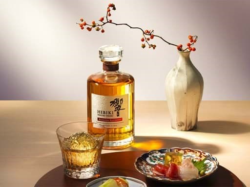 Hibiki Harmony được hoàn thiện trong thùng gỗ Sakura  Hibiki Harmony được hoàn thiện trong thùng gỗ Sakura