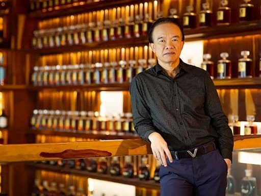 Nguyễn Đình Tuấn Việt – vua rượu mạnh với nhiều kỷ lục Guinness về rượu cổ nhất thế giới Nguyễn Đình Tuấn Việt – vua rượu mạnh với nhiều kỷ lục Guinness về rượu cổ nhất thế giới
