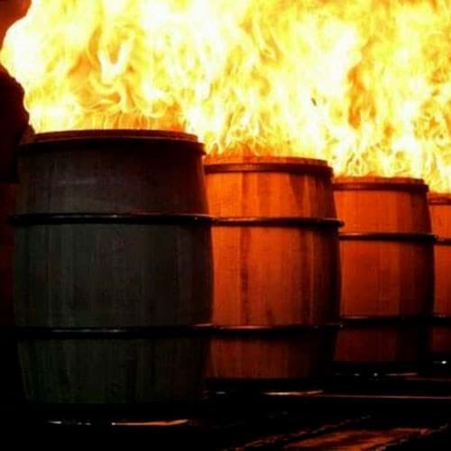 Tại sao thùng ủ rượu whisky lại được đốt nướng? 