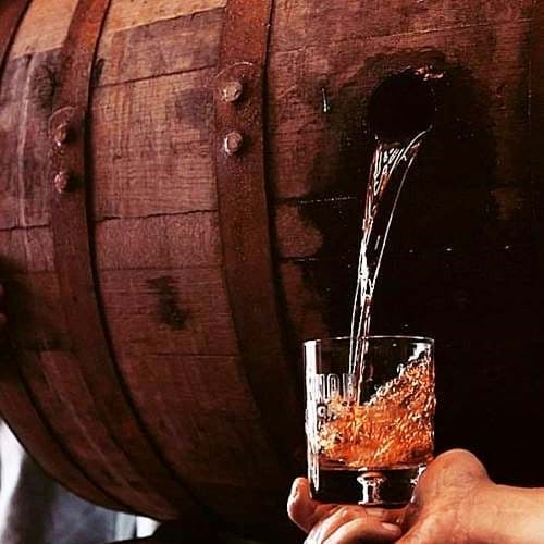 Điều gì xảy ra khi rượu whisky được ủ trong thùng gỗ sồi? 