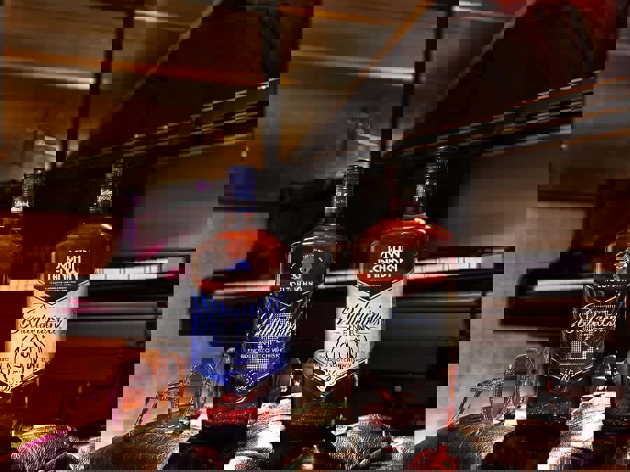 Ballantine's Finest Elton John và Ballantine's Finest Lennon John được phát hành Ballantine's Finest Elton John và Ballantine's Finest Lennon John được phát hành