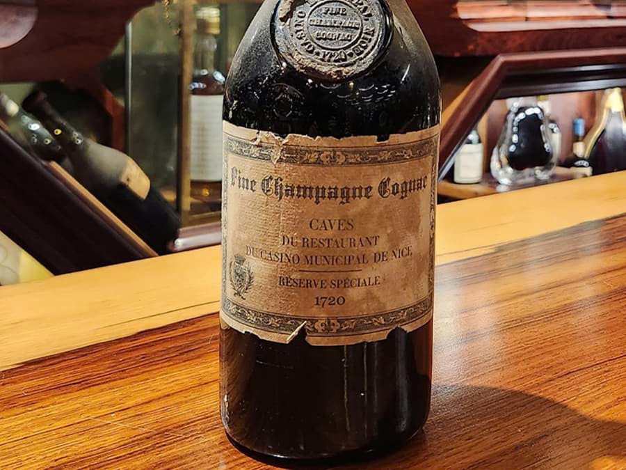 Cognac 1720 Caves Du Restaurant - Chai rượu Cognac lâu đời nhất thế giới Cognac 1720 Caves Du Restaurant - Chai rượu Cognac lâu đời nhất thế giới