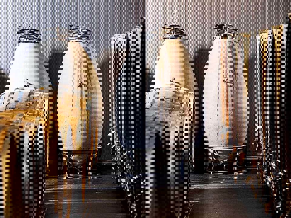 Sự khác nhau giữa thùng lên men rượu bằng gỗ, thép không gỉ và bê tông là gì? 