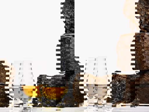 Than bùn ảnh hưởng đến hương vị rượu whisky như thế nào? 