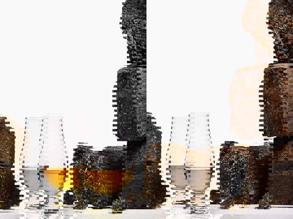 Than bùn ảnh hưởng đến hương vị rượu whisky như thế nào? 