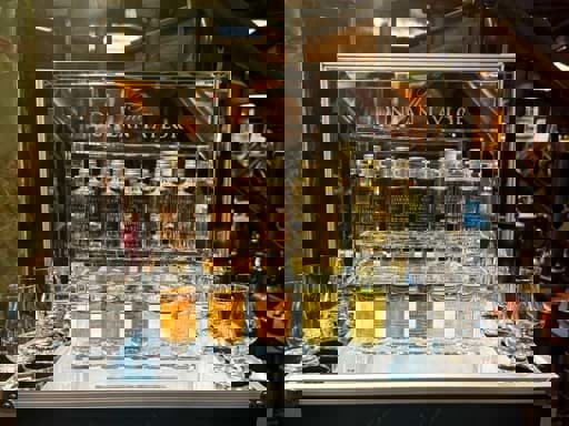 Nhà sưu tầm rượu nổi tiếng Thế Giới được tổ chức Guinnees công nhận 14 kỉ lục Guinness về rượu – Ông Nguyễn Đình Tuấn Việt.