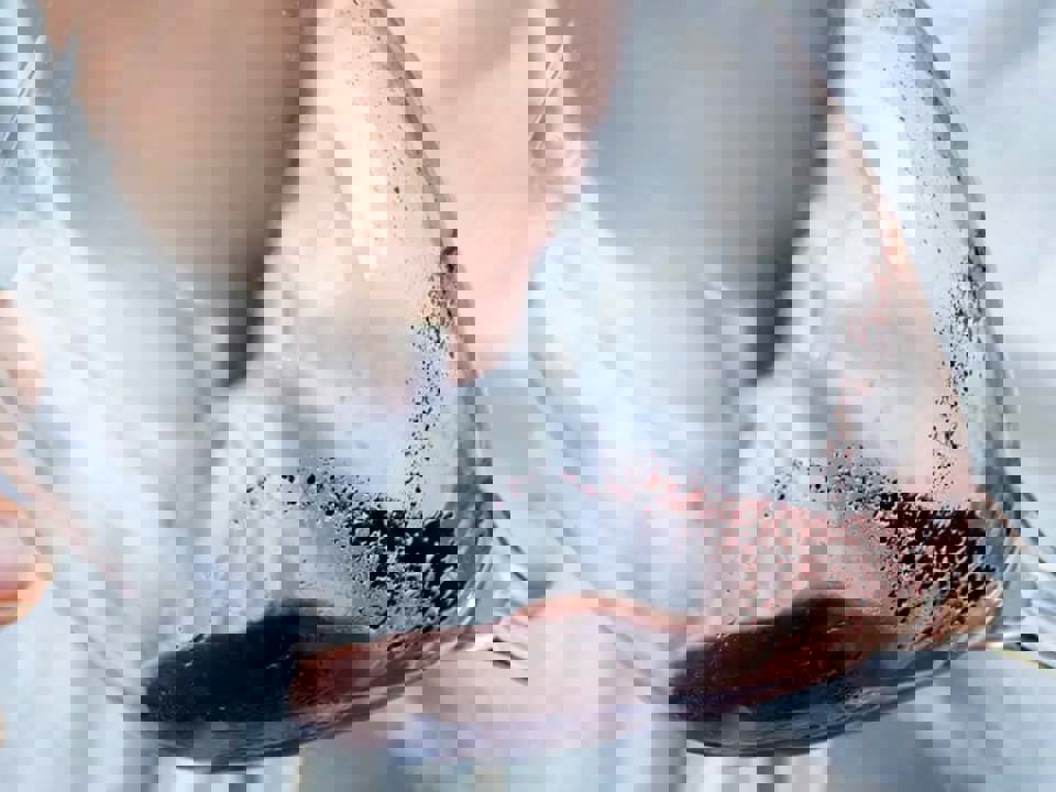 Nguyên nhân nào tạo nên cặn trong rượu vang?