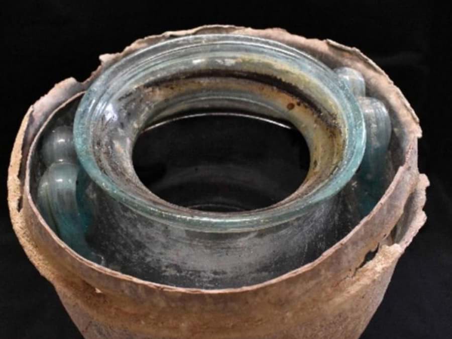 Chai rượu vang lâu đời nhất thế giới Chai rượu vang lâu đời nhất thế giới