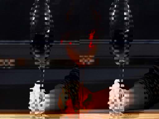 Việc xoáy rượu vang khi thưởng thức mang lại lợi ích gì?