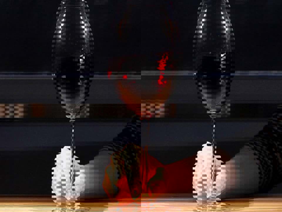 Việc xoáy rượu vang khi thưởng thức mang lại lợi ích gì?