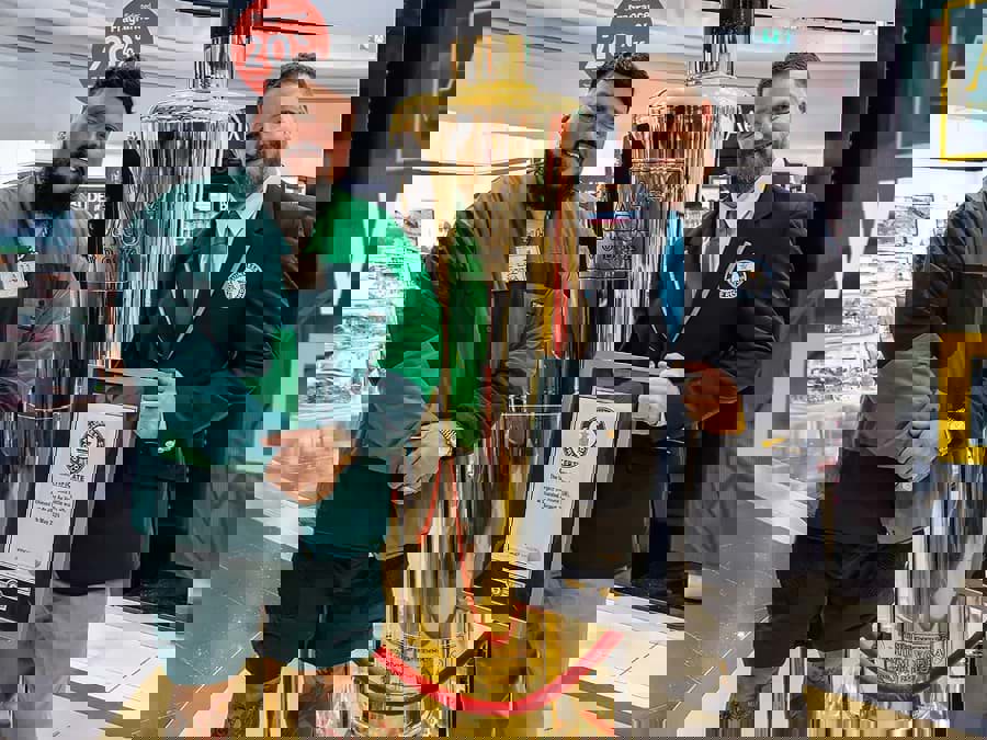 Au Vodka phá kỷ lục Guinness - chai rượu Vodka lớn nhất thế giới Au Vodka phá kỷ lục Guinness - chai rượu Vodka lớn nhất thế giới