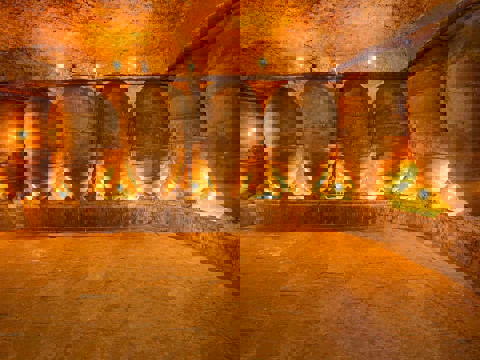 Khám phá hương vị rượu vang được ủ trong thùng Amphora 