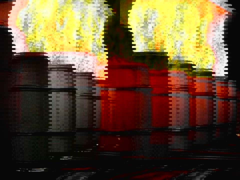 Tại sao thùng ủ rượu whisky lại được đốt nướng? 