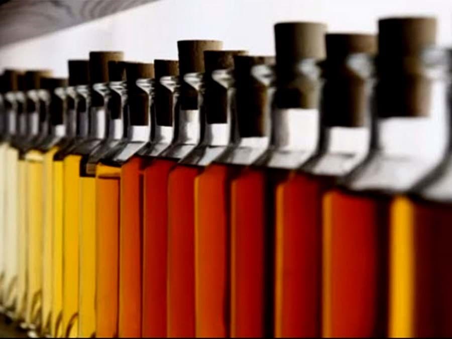 Màu sắc của rượu whisky có từ đâu?