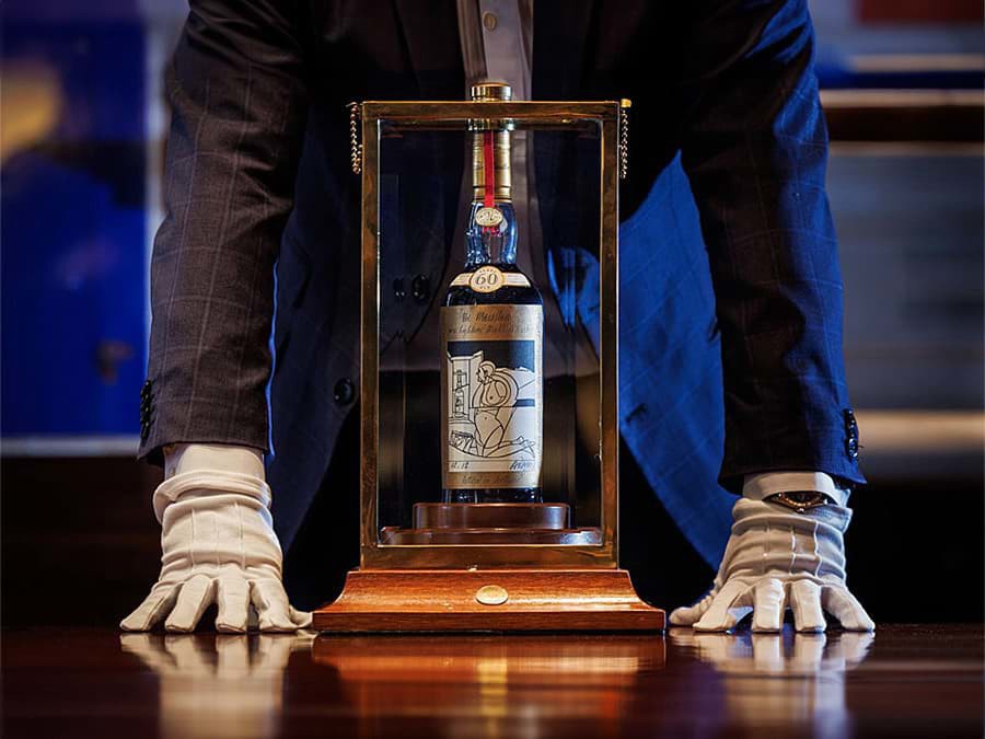 Chai whisky Macallan vừa thiết lập kỷ lục giá 2,7 triệu đô la Chai whisky Macallan vừa thiết lập kỷ lục giá 2,7 triệu đô la