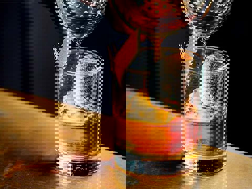 Các nhà chưng cất đang cân nhắc giảm sản lượng rượu trước bối cảnh tăng thuế 