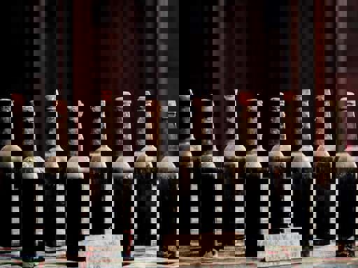 Rượu whisky Scotch lâu đời nhất thế giới được bán đấu giá 