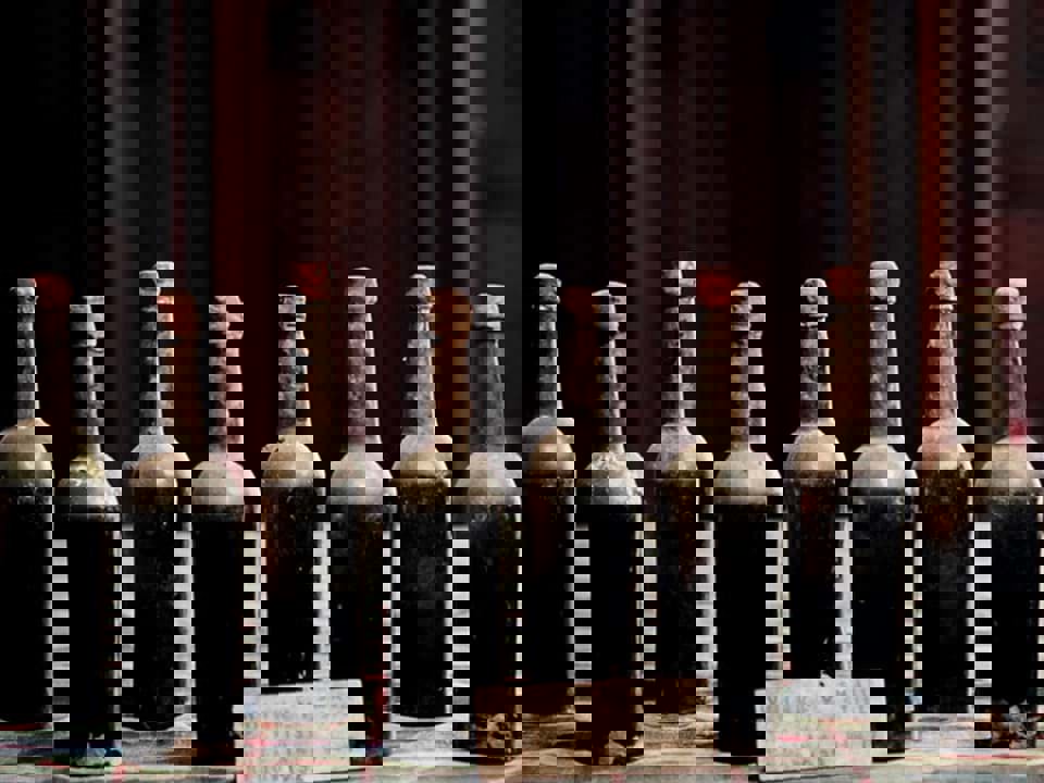 Rượu whisky Scotch lâu đời nhất thế giới được bán đấu giá 