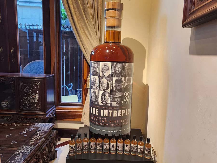 Chai whisky lớn nhất thế giới đã có mặt tại Việt Nam Chai whisky lớn nhất thế giới đã có mặt tại Việt Nam