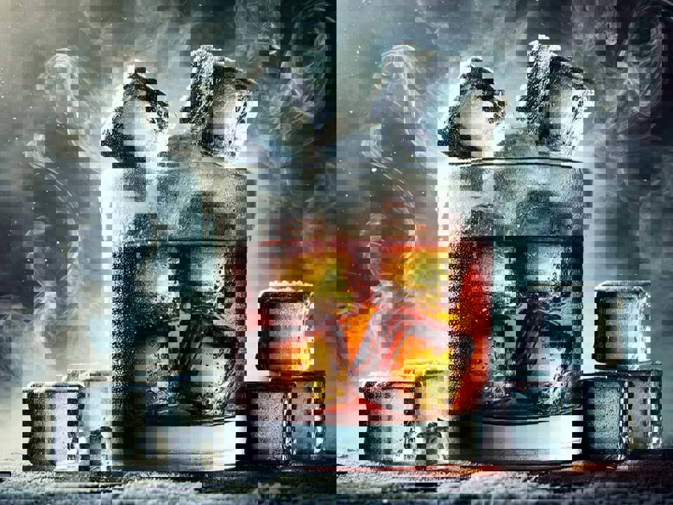 Uống rượu Whisky với đá và uống lạnh