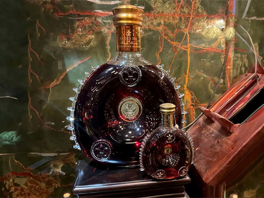 Ông Nguyễn Đình Tuấn Việt đã bỏ ra 1,5 triệu USD mua chai rượu Cognac đạt kỷ lục Guinness Ông Nguyễn Đình Tuấn Việt đã bỏ ra 1,5 triệu USD mua chai rượu Cognac đạt kỷ lục Guinness
