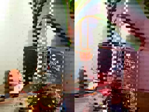 Cách khui chai rượu ngoại cũ bị gãy nút.