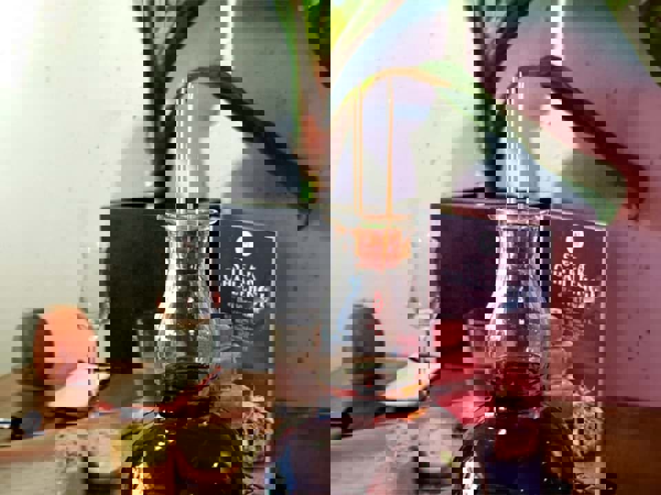 Cách khui chai rượu ngoại cũ bị gãy nút.