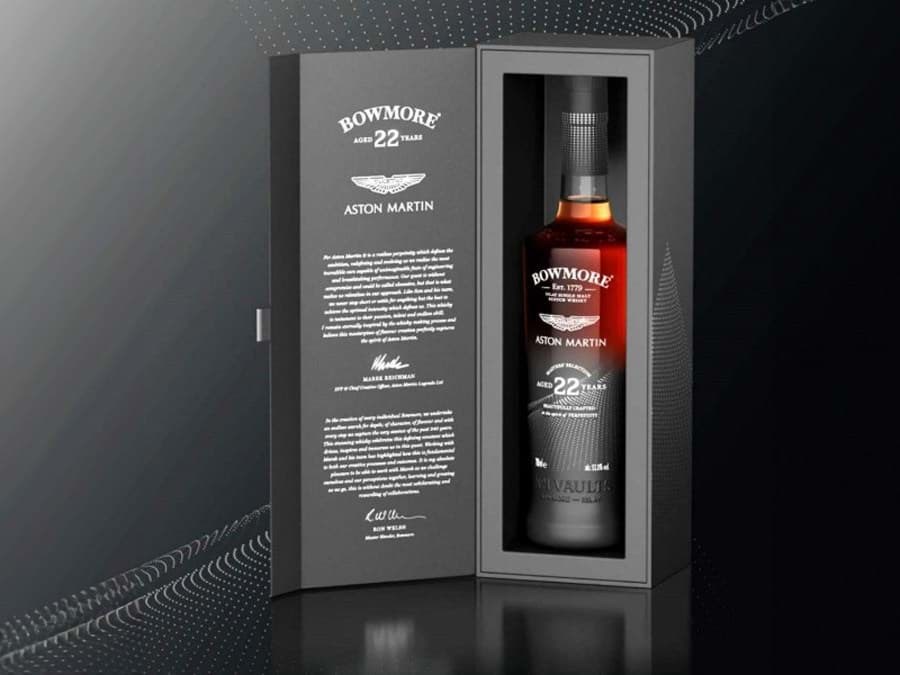 Bowmore hợp tác với Aston Martin phát hành chai Bowmore Master Selection 22 năm