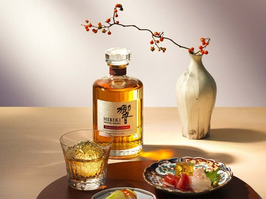 Hibiki Harmony được hoàn thiện trong thùng gỗ Sakura Hibiki Harmony được hoàn thiện trong thùng gỗ Sakura