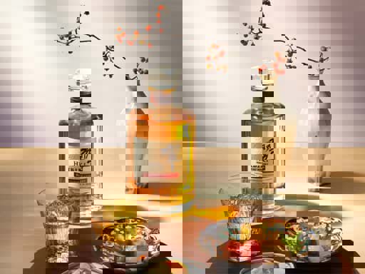  Hibiki Harmony được hoàn thiện trong thùng gỗ Sakura