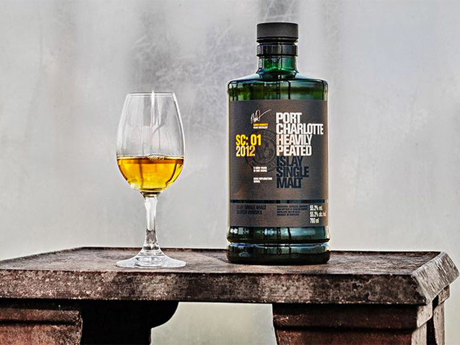 Port Charlotte bỏ các bao bì đóng hộp chai Port Charlotte bỏ các bao bì đóng hộp chai