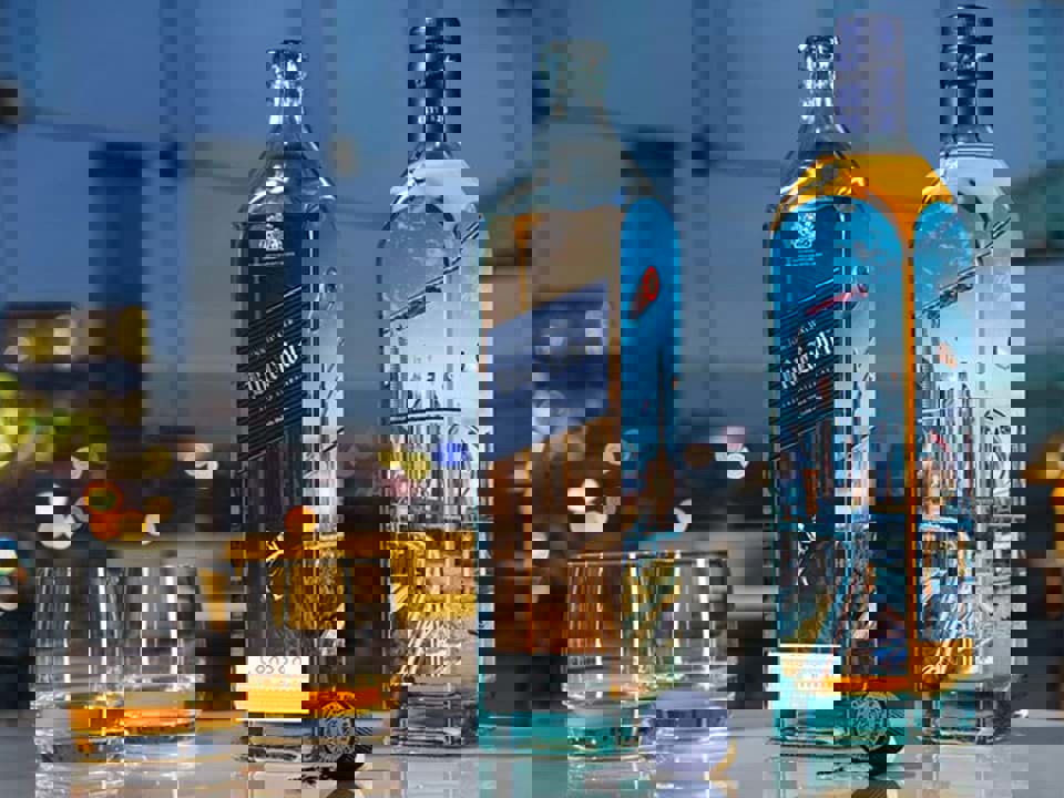 Johnnie Walker ra mắt bộ sưu tập Blue Label Cities of the Future 222