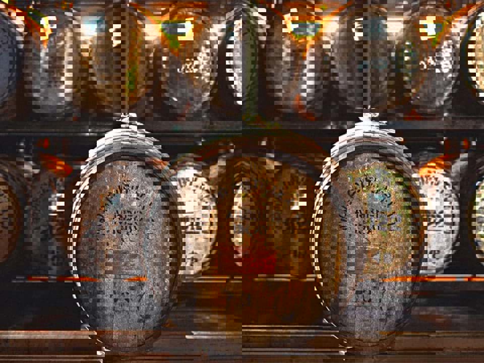 Thùng rượu Ardbeg quý hiếm bán với mức giá kỉ lục 