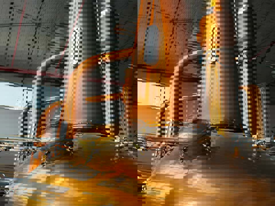 Tại sao rượu whisky lại được chưng cất trong nồi đồng?