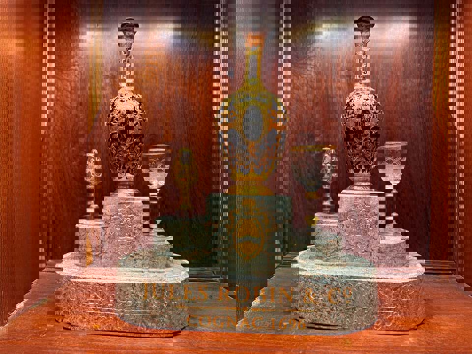 Chai rượu Cognac lâu đời nhất Thế giới 1696 đã được 328 năm tuổi