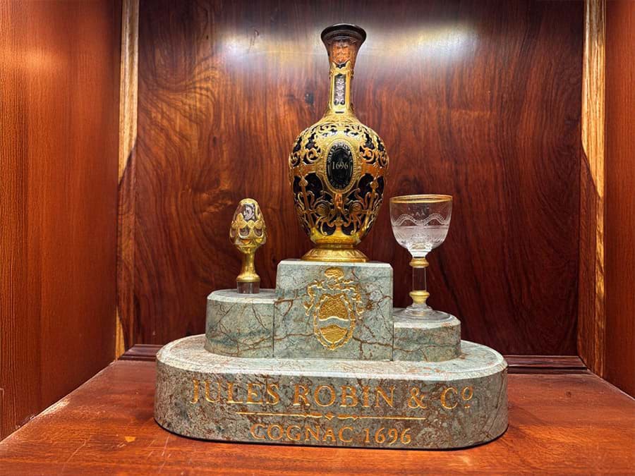 Chai rượu Cognac lâu đời nhất Thế giới 1696 đã được 328 năm tuổi Chai rượu Cognac lâu đời nhất Thế giới 1696 đã được 328 năm tuổi
