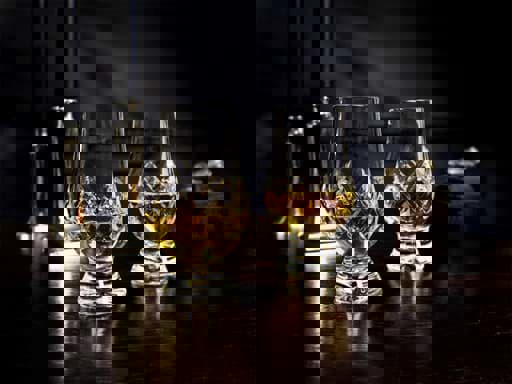 Những loại ly thưởng thức whisky & Scotch tốt nhất cho những người yêu rượu