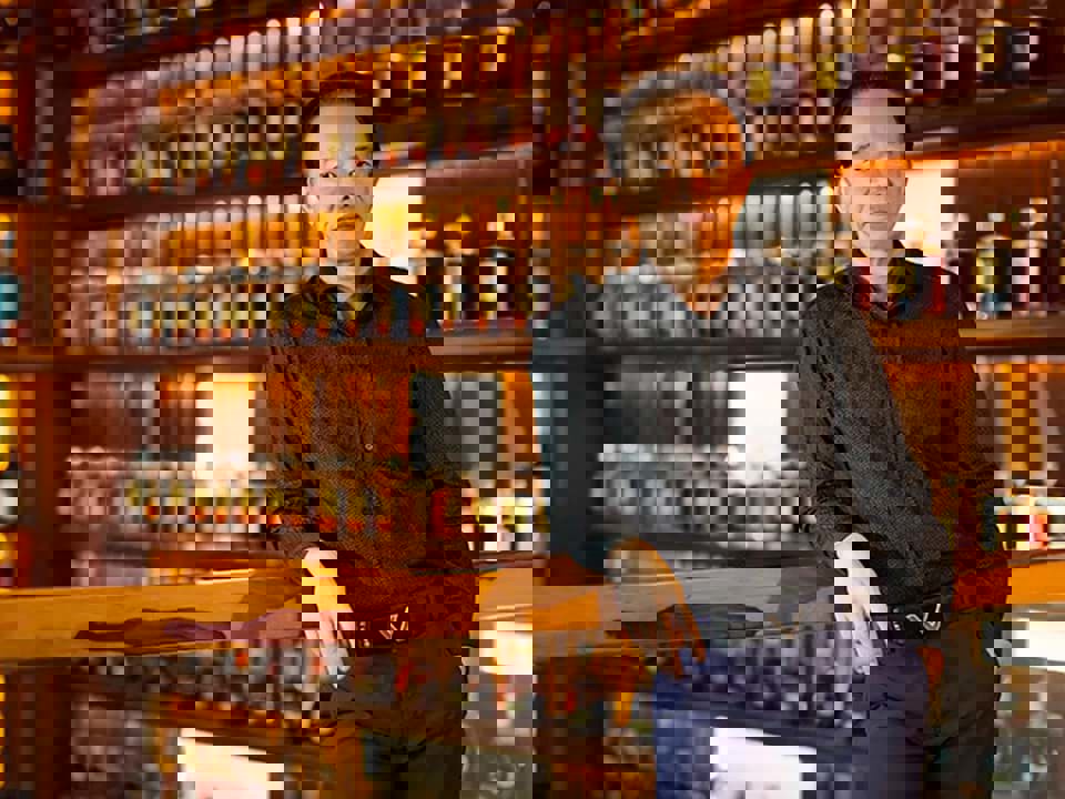 Nguyễn Đình Tuấn Việt – vua rượu mạnh với nhiều kỷ lục Guinness về rượu cổ nhất thế giới