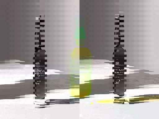 Laphroaig 38 năm được phát hành với giá 4.100 bảng Anh