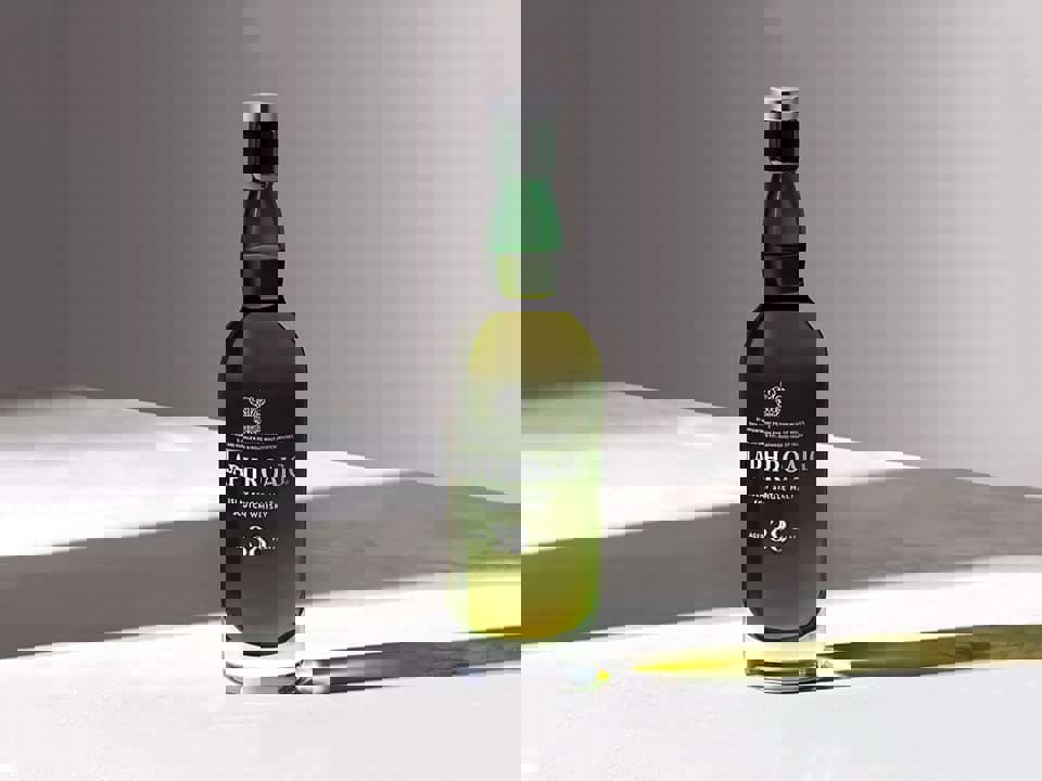 Laphroaig 38 năm được phát hành với giá 4.100 bảng Anh