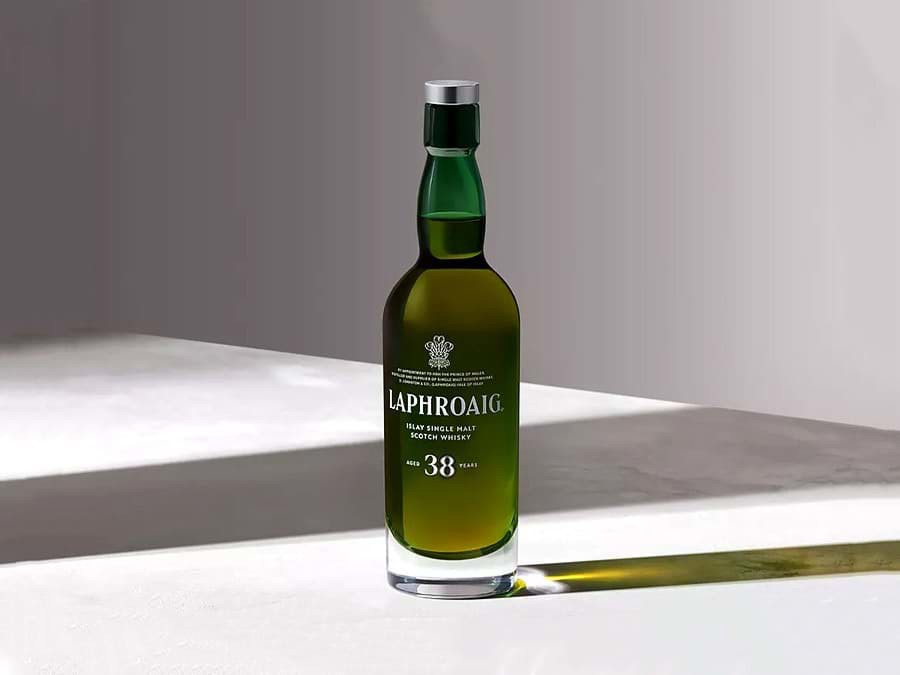 Laphroaig 38 năm được phát hành với giá 4.100 bảng Anh Laphroaig 38 năm được phát hành với giá 4.100 bảng Anh