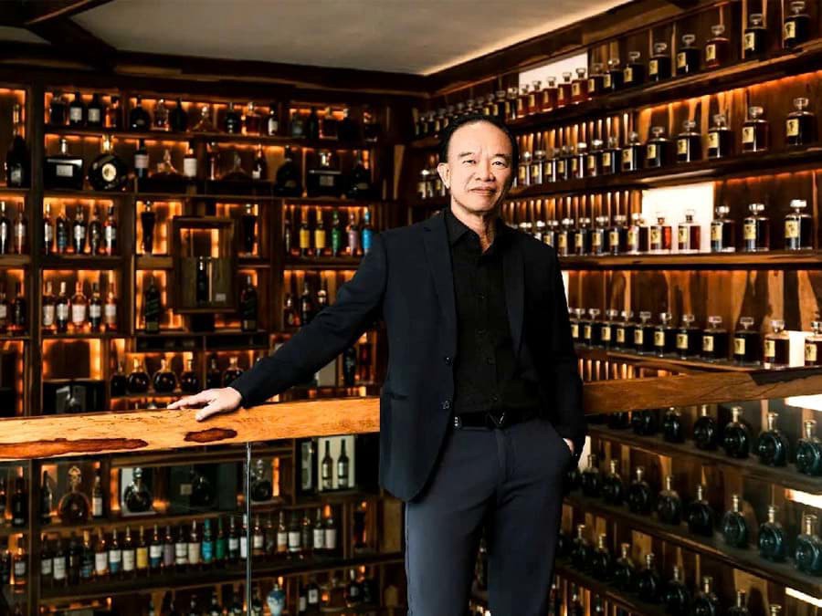 Gặp Gỡ Nhà Sưu Tầm Đã Phá 20 Kỷ Lục Guinness Với Bộ Sưu Tập Whisky Trị Giá 150 Triệu Đô Gặp Gỡ Nhà Sưu Tầm Đã Phá 20 Kỷ Lục Guinness Với Bộ Sưu Tập Whisky Trị Giá 150 Triệu Đô