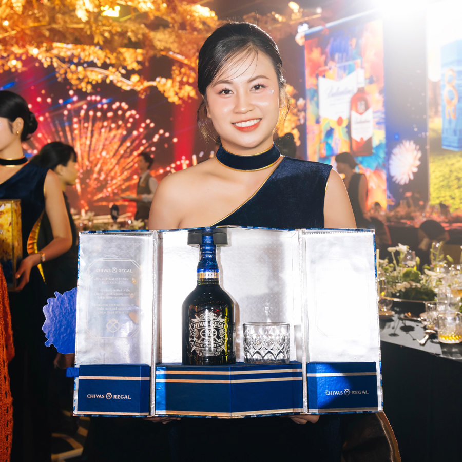 Chivas 18 Blue xanh hop qua Tet 2026