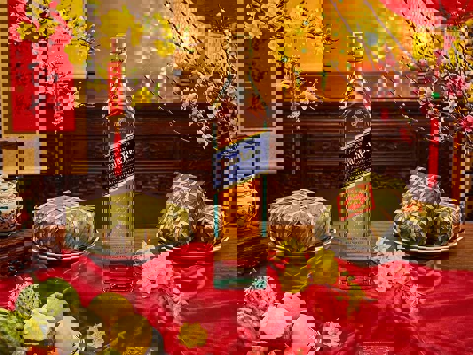 Khắc chữ trên nhãn chai rượu